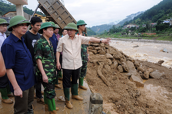 Bộ trưởng TNMT kiểm tra công tác khắc phục hậu quả lũ quét tại huyện Mù Cang Chải