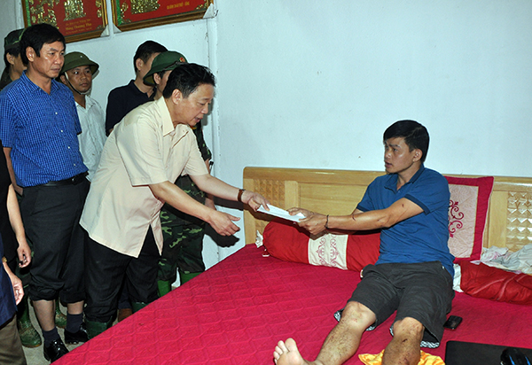 Bộ trưởng TNMT kiểm tra công tác khắc phục hậu quả lũ quét tại huyện Mù Cang Chải