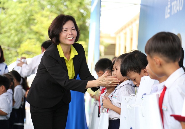 Quỹ Sữa vươn cao Việt Nam trao 46.500 ly sữa cho trẻ em Quảng Nam