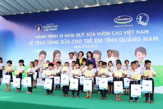 Quỹ Sữa vươn cao Việt Nam trao 46.500 ly sữa cho trẻ em Quảng Nam