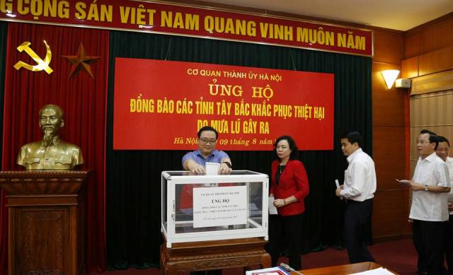 Cơ quan Thành ủy Hà Nội quyên góp ủng hộ đồng bào các tỉnh Tây Bắc
