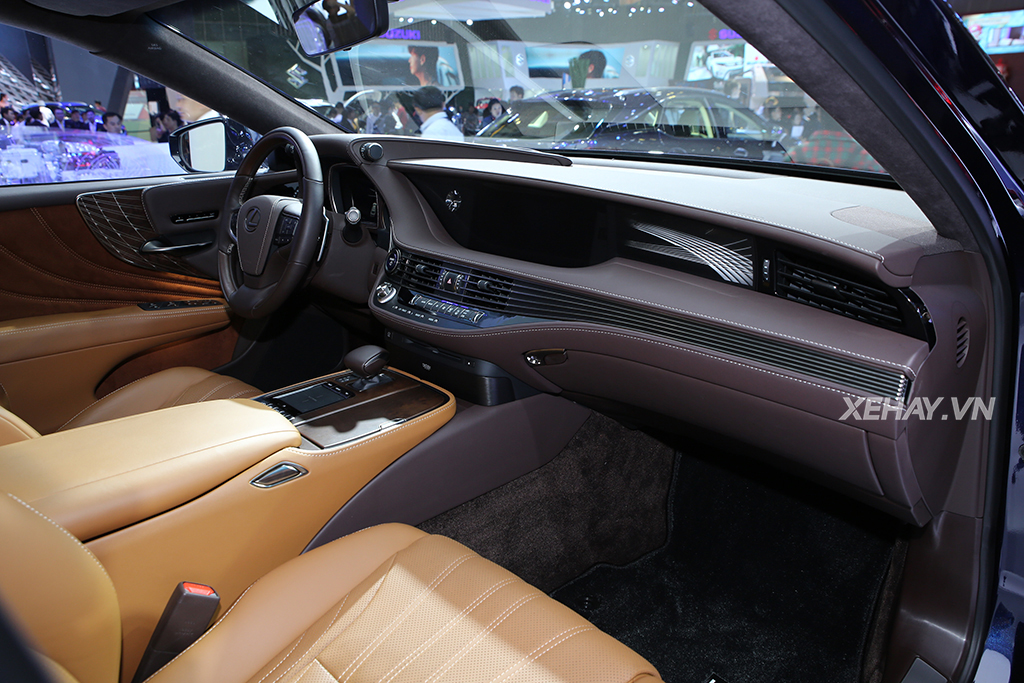 [ĐÁNH GIÁ XE] Lexus LS500h - Ngôi sao sáng nhất triển lãm Ô tô Việt Nam 2017