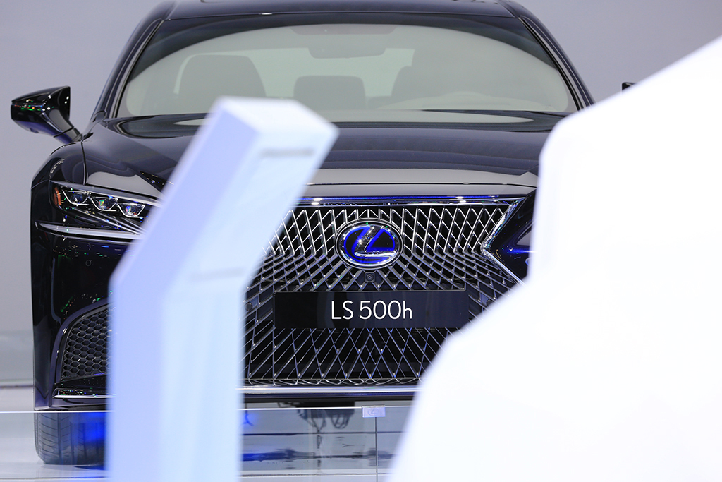 [ĐÁNH GIÁ XE] Lexus LS500h - Ngôi sao sáng nhất triển lãm Ô tô Việt Nam 2017