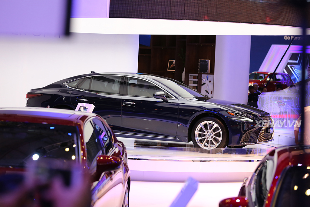 [ĐÁNH GIÁ XE] Lexus LS500h - Ngôi sao sáng nhất triển lãm Ô tô Việt Nam 2017