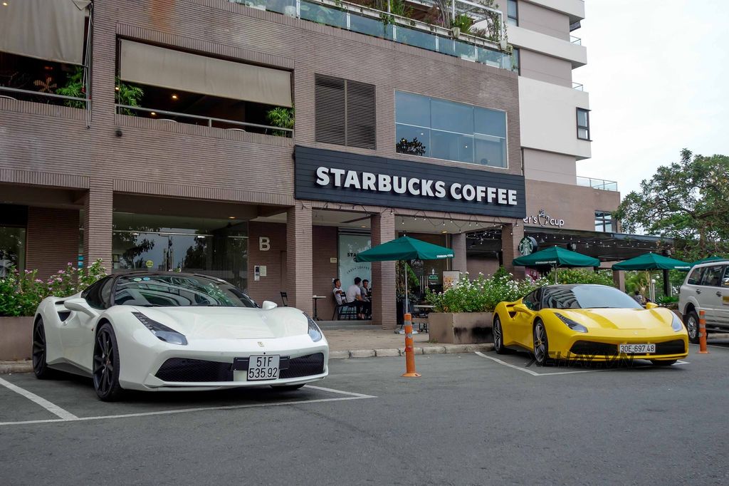 Sài Gòn: Ferrari 488 GTB độ pô Akrapovic màu trắng được thay 