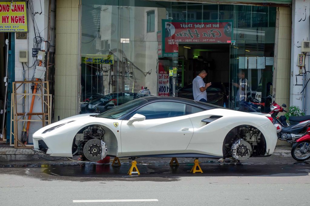 Sài Gòn: Ferrari 488 GTB độ pô Akrapovic màu trắng được thay 