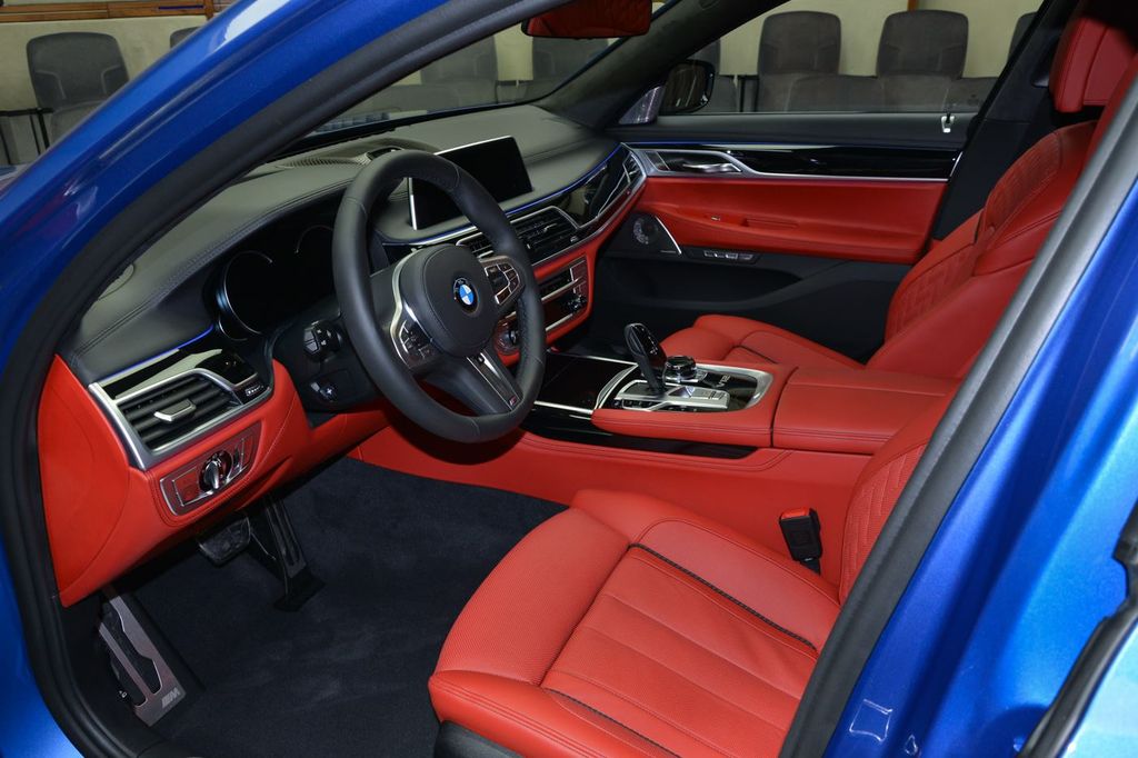 BMW M760Li xDrive Estoril Blue - 