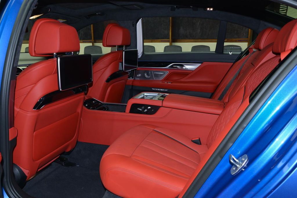 BMW M760Li xDrive Estoril Blue - 