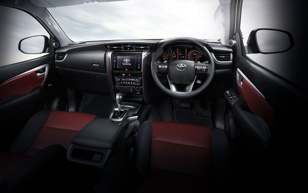 Toyota Fortuner nâng cấp, phiên bản 2.4V 4WD mới có giá bán chỉ 1 tỷ VNĐ