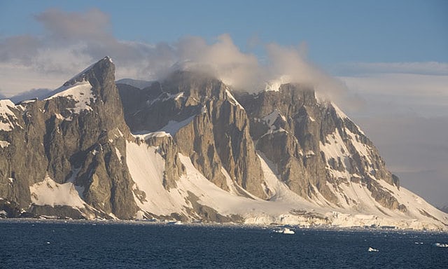 Phát hiện núi lửa dày đặc dưới lớp băng Nam Cực