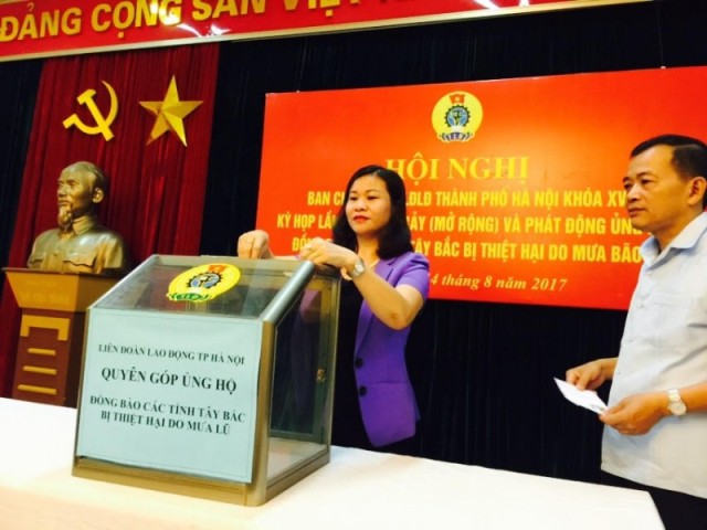 Liên đoàn lao động TP Hà Nội quyên góp ủng hộ đồng bào các tỉnh Tây Bắc