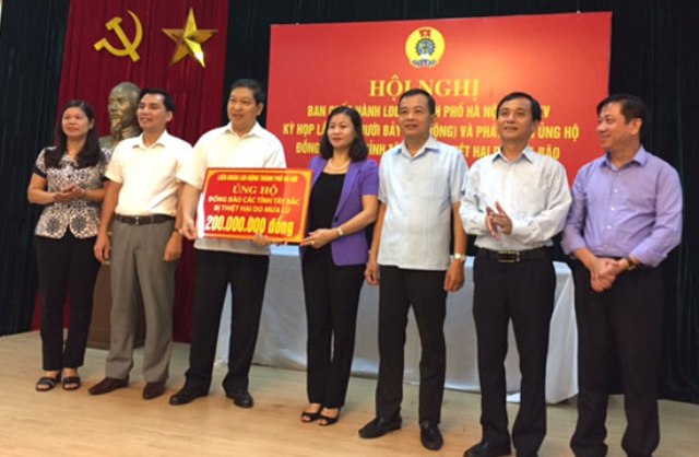Liên đoàn lao động TP Hà Nội quyên góp ủng hộ đồng bào các tỉnh Tây Bắc
