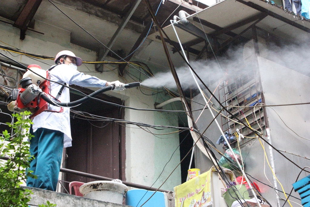 Triển khai phun thuốc muỗi diện rộng trên địa bàn quận Hoàn Kiếm