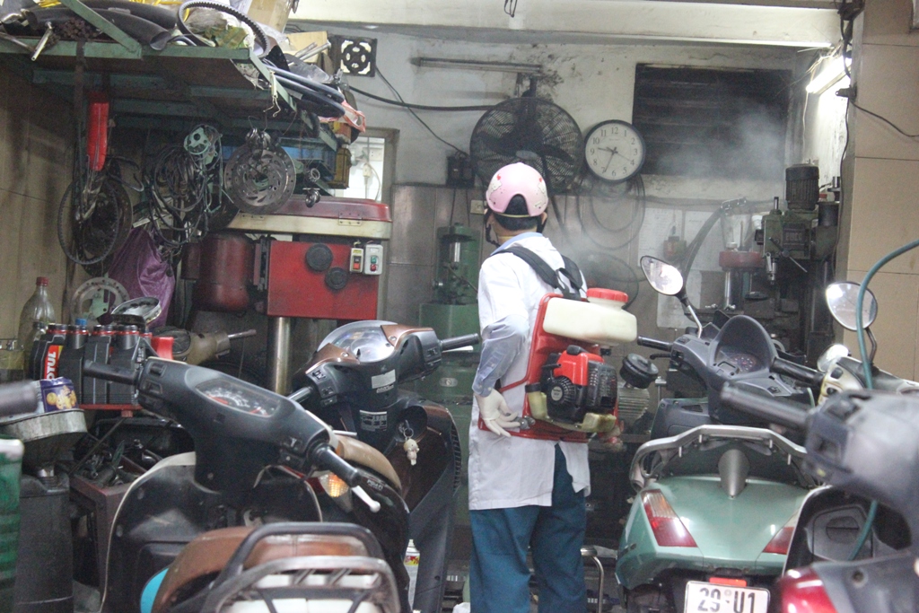 Triển khai phun thuốc muỗi diện rộng trên địa bàn quận Hoàn Kiếm