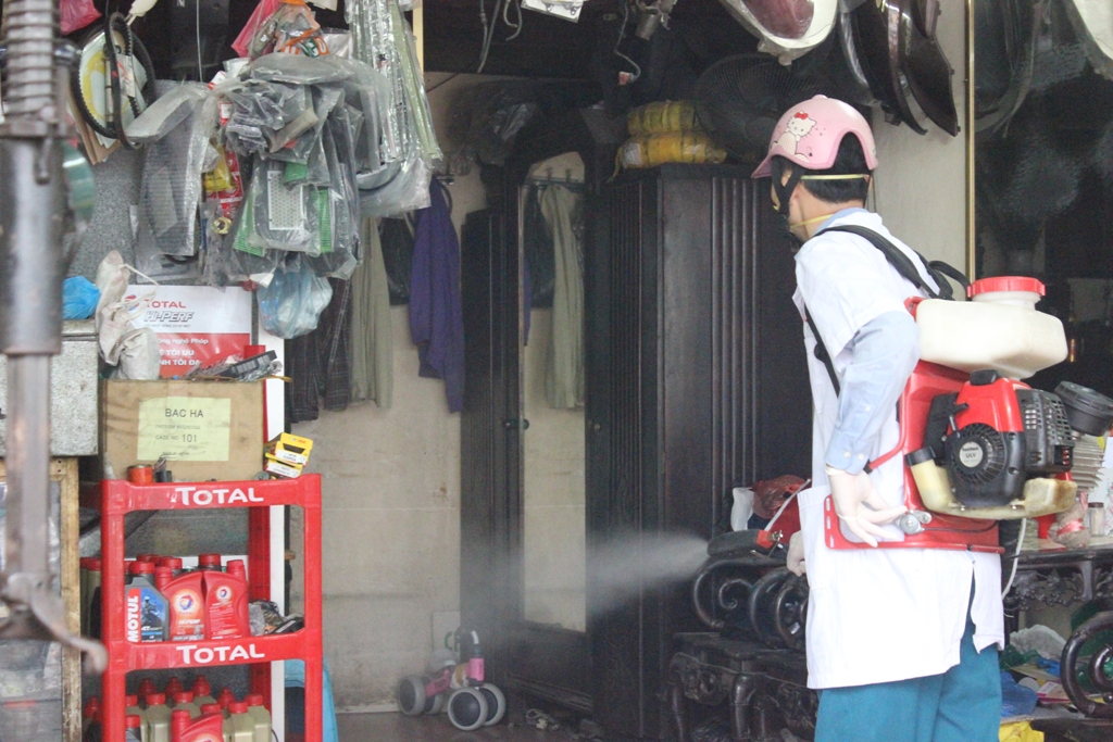 Triển khai phun thuốc muỗi diện rộng trên địa bàn quận Hoàn Kiếm