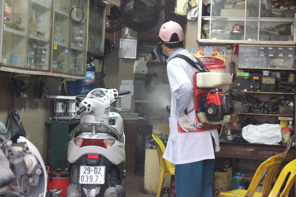 Triển khai phun thuốc muỗi diện rộng trên địa bàn quận Hoàn Kiếm