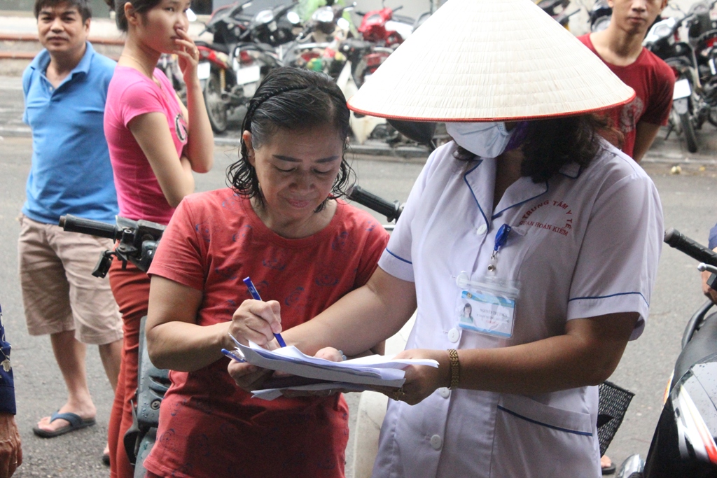 Triển khai phun thuốc muỗi diện rộng trên địa bàn quận Hoàn Kiếm