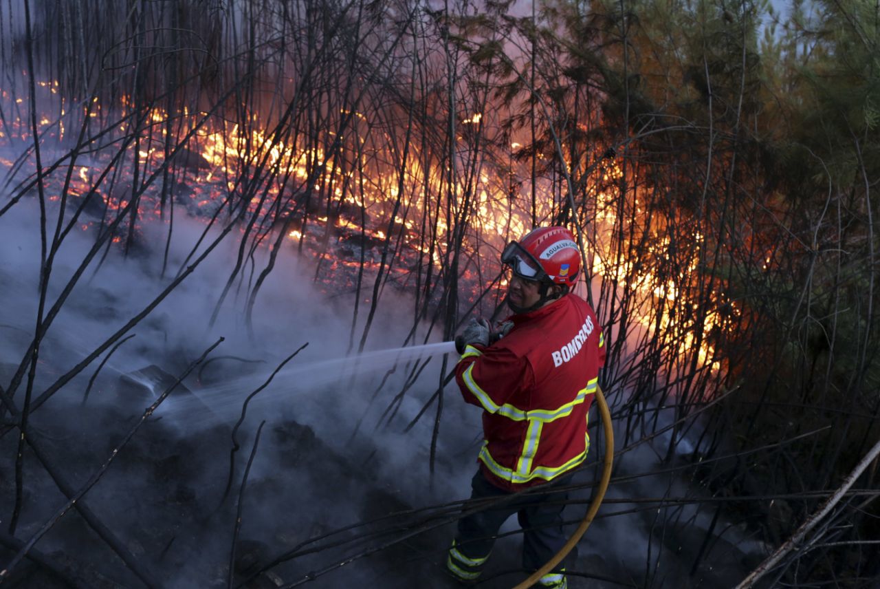 Bồ Đào Nha nỗ lực ngăn cháy rừng lan rộng