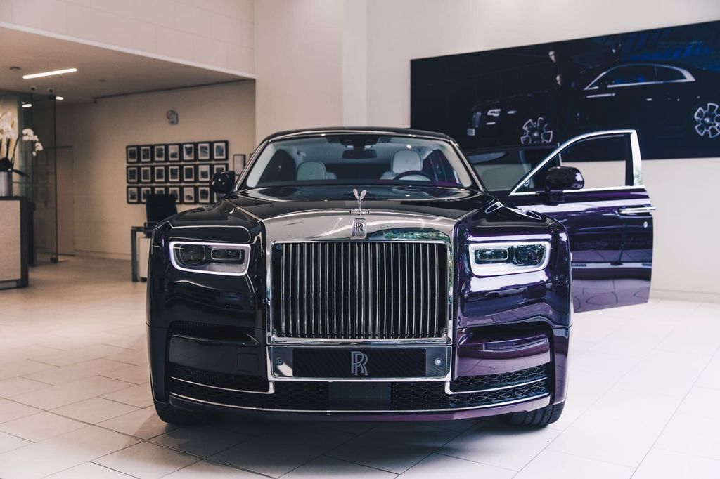 Ngắm trọn vẻ đẹp tuyệt mỹ của Rolls-Royce Phantom 2018 tại một đại lý ở London