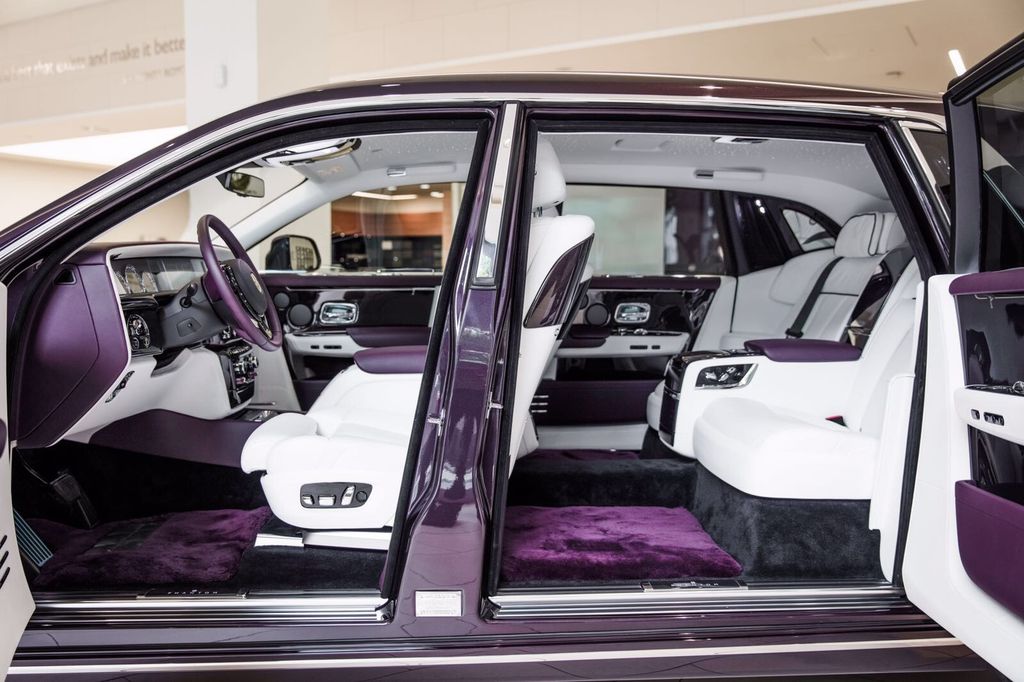 Ngắm trọn vẻ đẹp tuyệt mỹ của Rolls-Royce Phantom 2018 tại một đại lý ở London