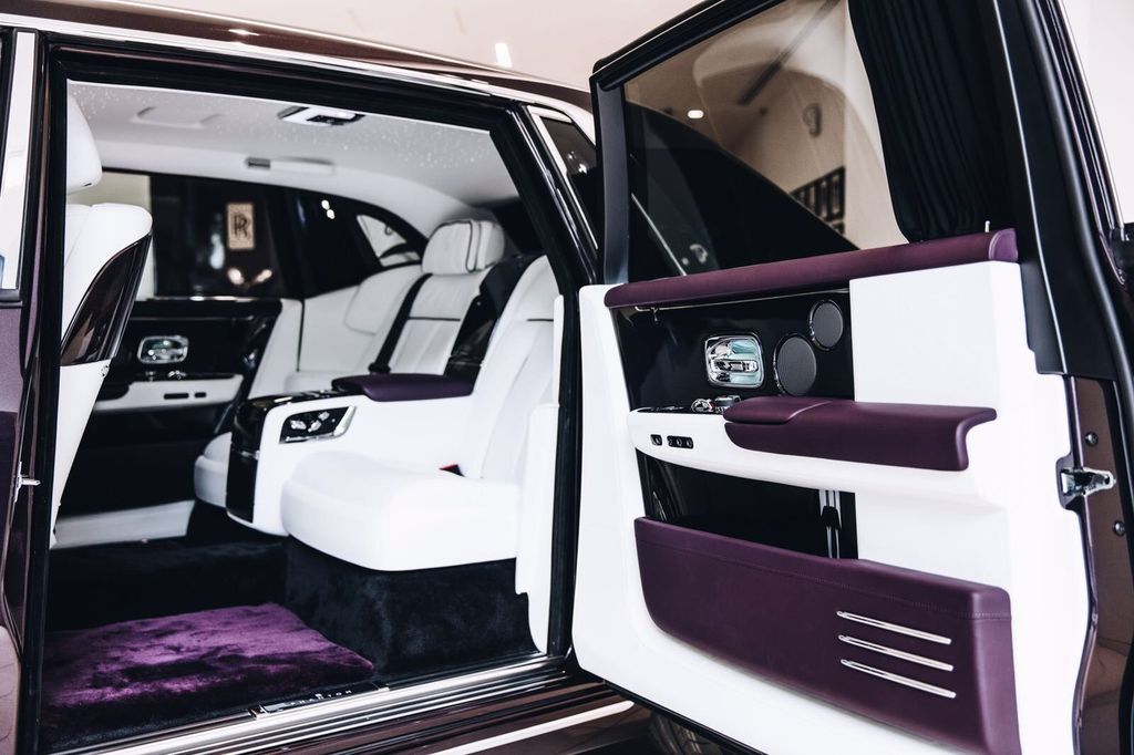 Ngắm trọn vẻ đẹp tuyệt mỹ của Rolls-Royce Phantom 2018 tại một đại lý ở London