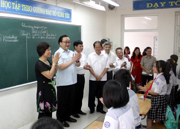 Bí thư Thành ủy Hoàng Trung Hải thăm một số mô hình, trường học của huyện Thanh Trì