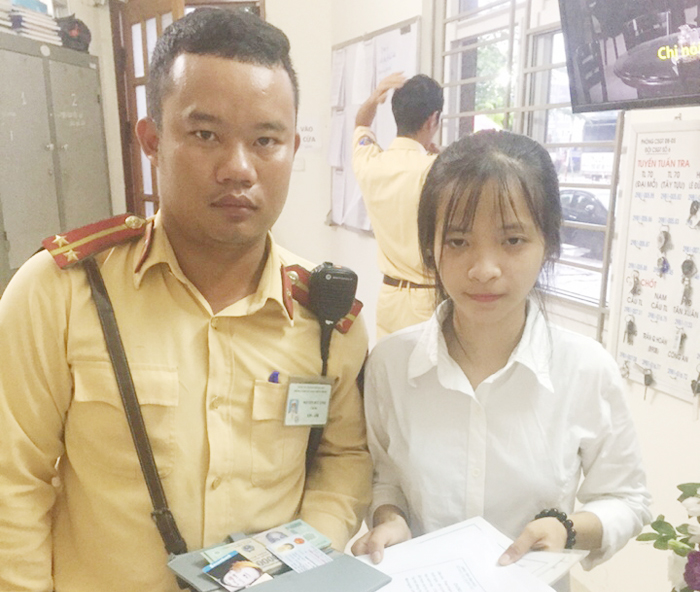 Hà Nội: Nữ sinh nhận lại 20 triệu đồng đánh rơi từ Đội CSGT số 6