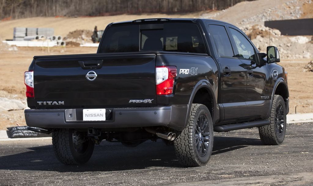 Nissan mang Titan và Titan XD cùng một chiếc Datsun 1960 tới Triển lãm xe bán tải