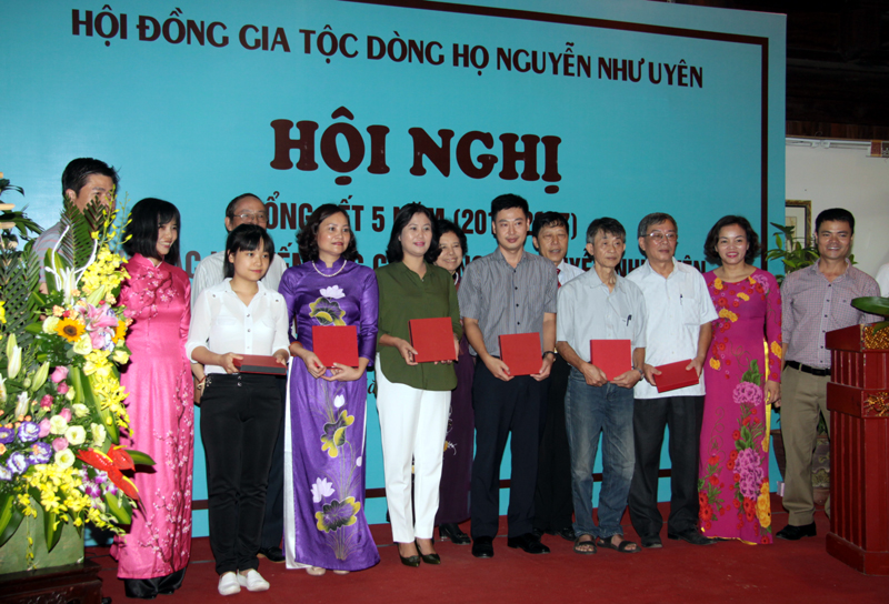 Khen thưởng con cháu dòng họ Nguyễn Như Uyên có thành tích học tập tốt