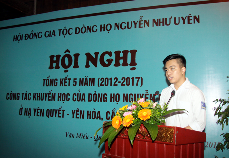 Khen thưởng con cháu dòng họ Nguyễn Như Uyên có thành tích học tập tốt