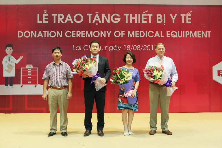 Quỹ TVF phối hợp với VinaCapital Foundation trao tặng 9 bộ xe đẩy cấp cứu cho 8 bệnh viện tại Lai Châu