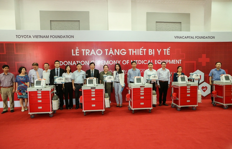 Quỹ TVF phối hợp với VinaCapital Foundation trao tặng 9 bộ xe đẩy cấp cứu cho 8 bệnh viện tại Lai Châu