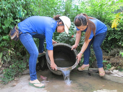 Thanh niên Nam Từ Liêm “gõ cửa” từng nhà để tiêu diệt bọ gậy