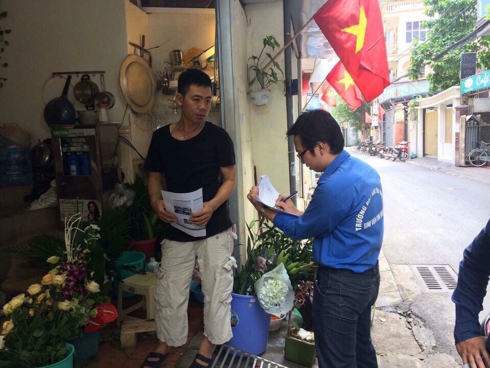 Thanh niên quận Hoàn Kiếm tiếp tục vệ sinh môi trường, chủ động diệt bọ gậy hàng tuần