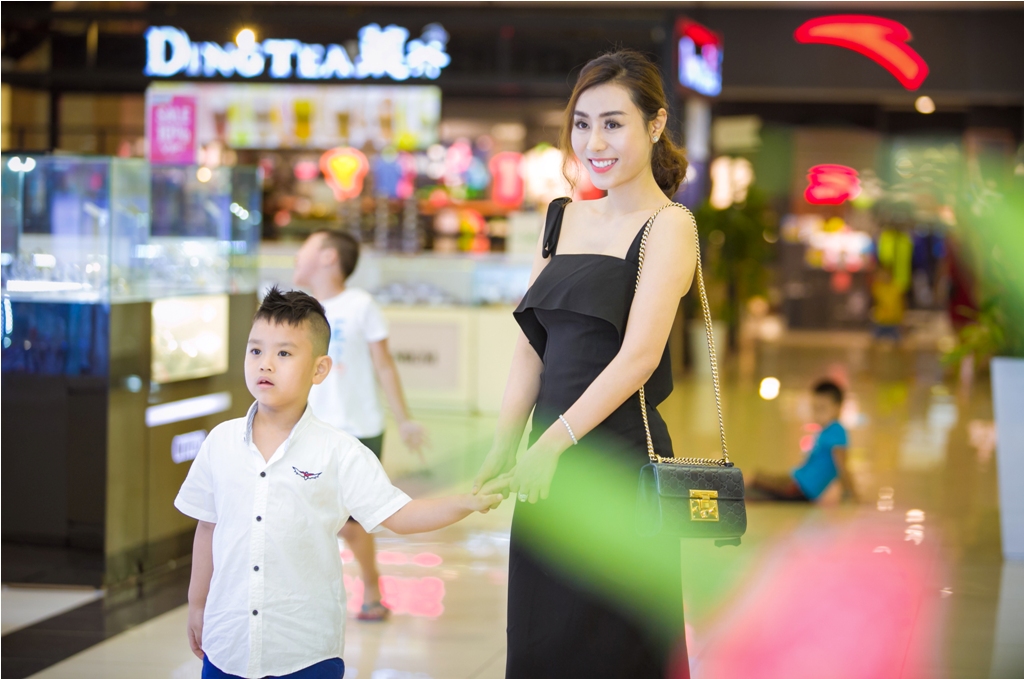 Á hậu Ngô Thùy Linh cùng con trai tham gia Ha Noi Junior’s Fashion Week 2017