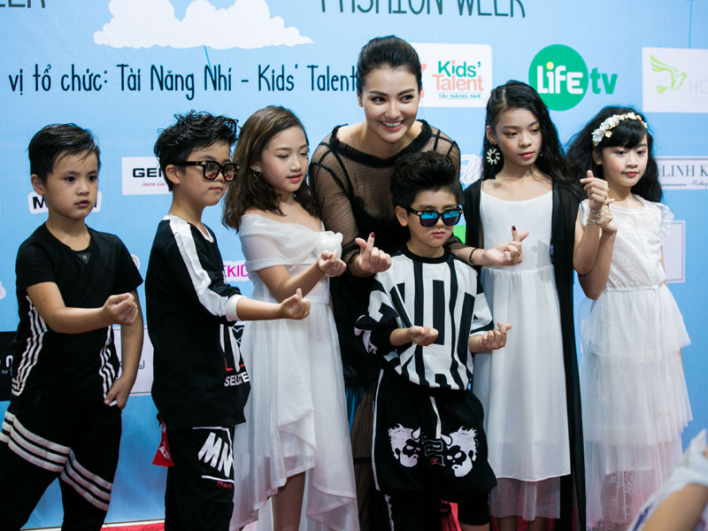 Á hậu Ngô Thùy Linh cùng con trai tham gia Ha Noi Junior’s Fashion Week 2017