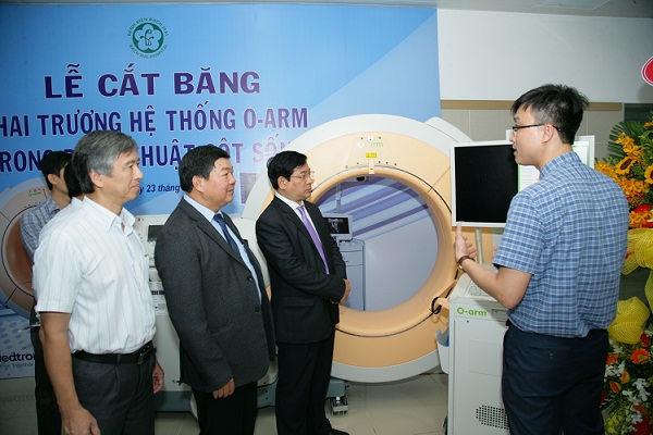 Khám sàng lọc và tư vấn miễn phí cho các bệnh nhân bị biến dạng nặng nề khớp gối