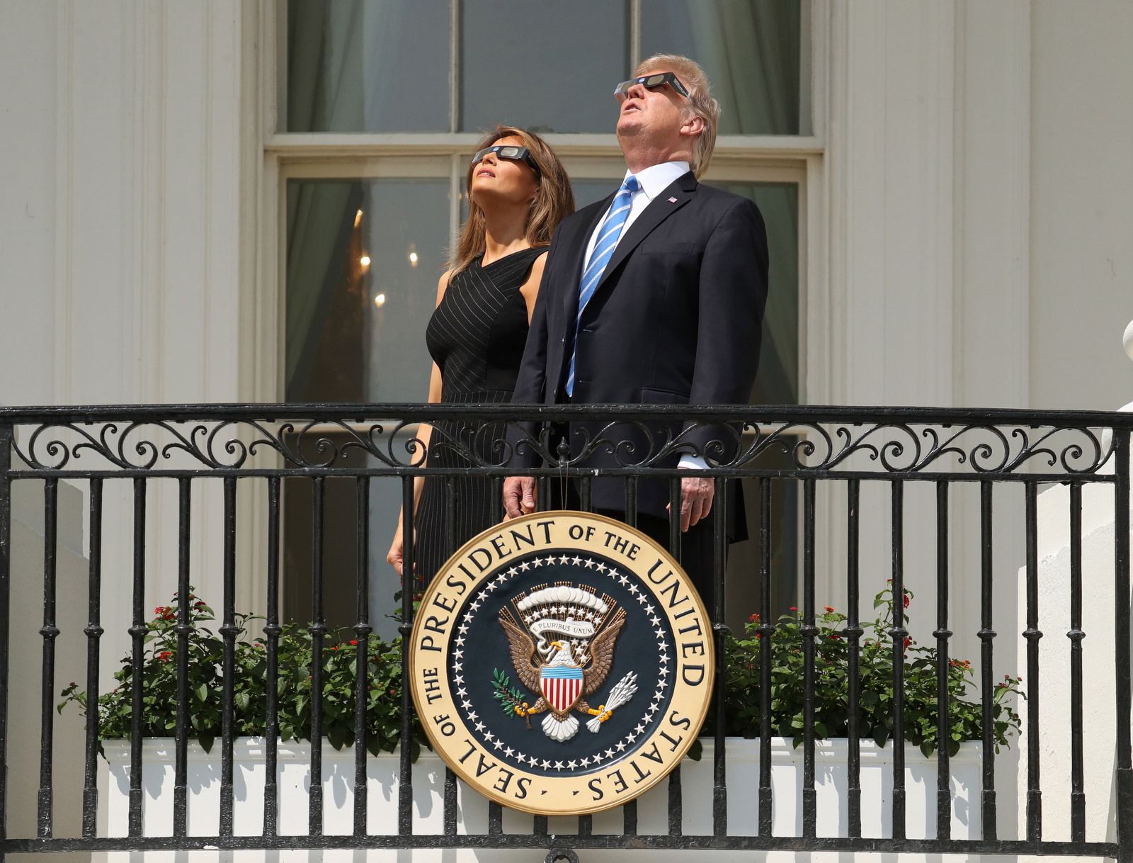 Tổng thống Trump háo hức xem nhật thực