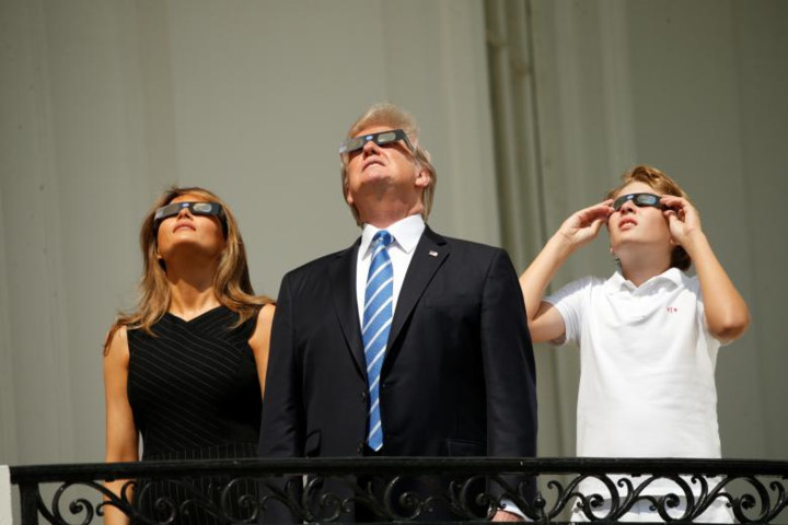 Tổng thống Trump háo hức xem nhật thực