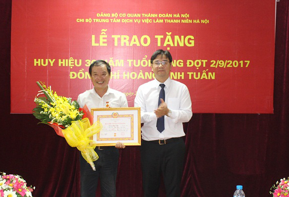 Đảng bộ cơ quan Thành đoàn Hà Nội trao tặng huy hiệu 30 năm tuổi Đảng