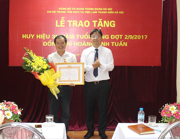 Đảng bộ cơ quan Thành đoàn Hà Nội trao tặng huy hiệu 30 năm tuổi Đảng