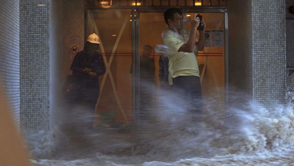 Siêu bão Hato càn quét Trung Quốc, hàng trăm người thương vong