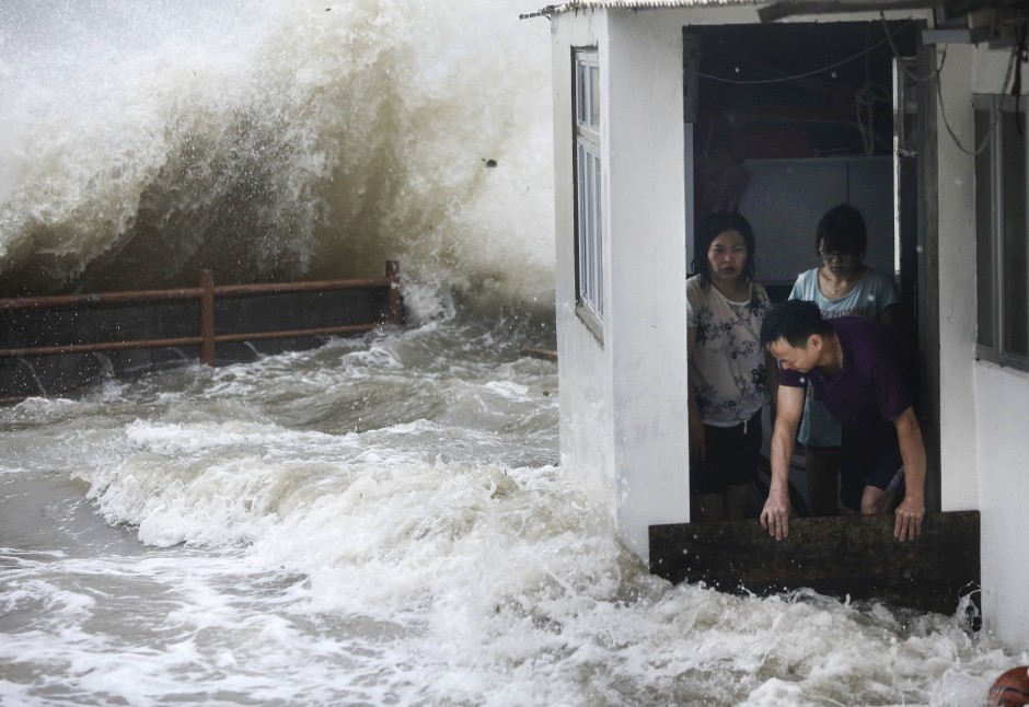 Siêu bão Hato càn quét Trung Quốc, hàng trăm người thương vong