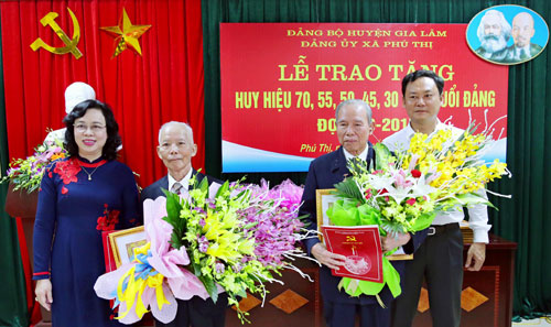 Trao Huy hiệu Đảng đợt 2-9 cho các đảng viên tại Gia Lâm, Thanh Xuân và Hoàng Mai