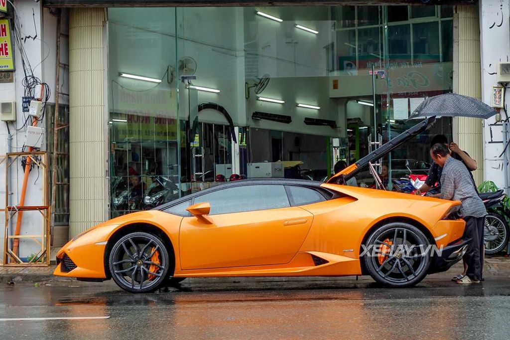 TP.HCM: Lamborghini Huracan màu cam bị bắt gặp khi đang lắp thêm cánh gió Vorsteiner