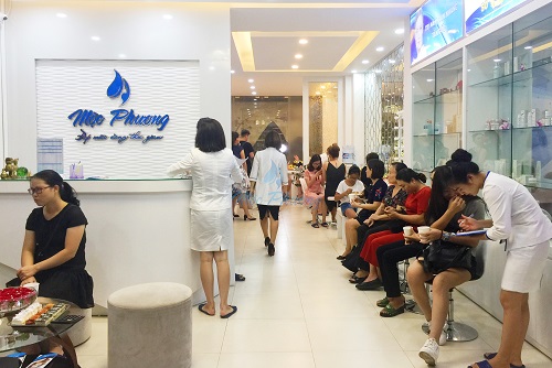 Khách xếp hàng dài để được thăm khám và điều trị da tại Mộc Phương Beauty Salon