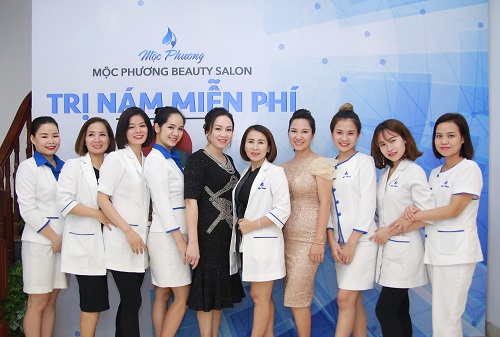 Khách xếp hàng dài để được thăm khám và điều trị da tại Mộc Phương Beauty Salon