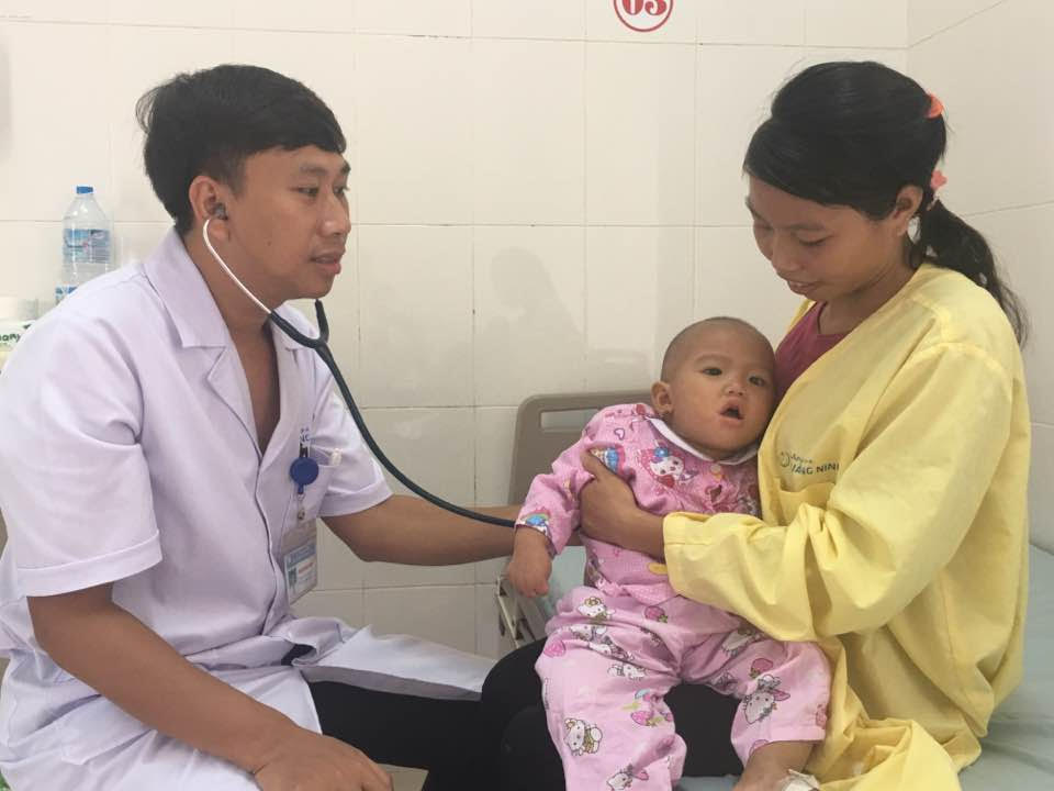 Bệnh viện Sản Nhi tỉnh Quảng Ninh: Cứu sống bé gái 16 tháng tuổi bị ho gà kèm biến chứng tăng nặng