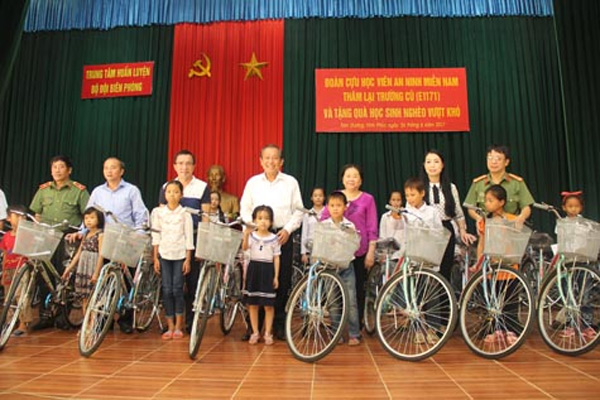 Phó Thủ tướng Trương Hòa Bình tặng quà học sinh nghèo tại Vĩnh Phúc