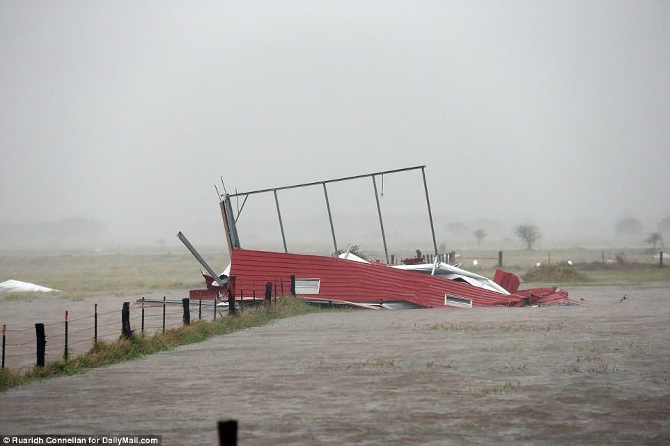 Siêu bão Harvey hoành hành Texas, Mỹ ban bố tình trạng thảm họa